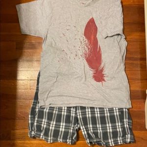 Size 33 cargo shorts with large t shirt